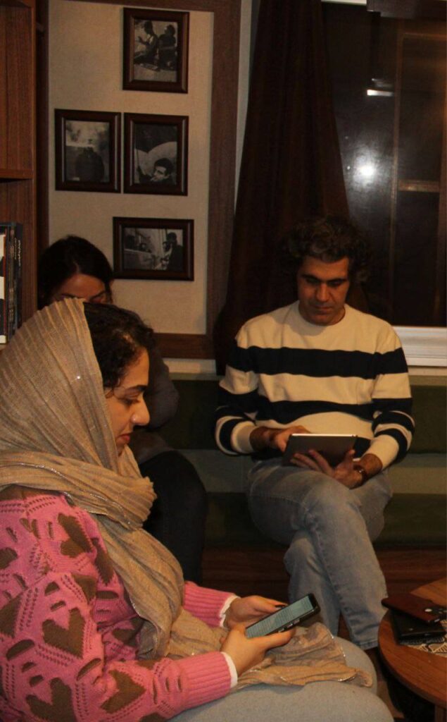 کتابخوانی در کتابخوانه روزگار رشت 